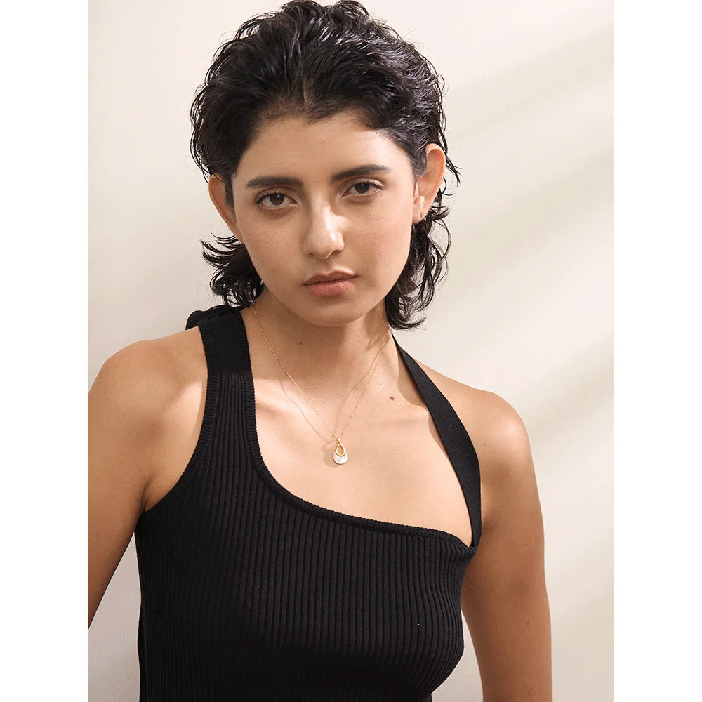 Shell natural stone geometric necklace in gold-plated stainless steel with natural stone and shell.