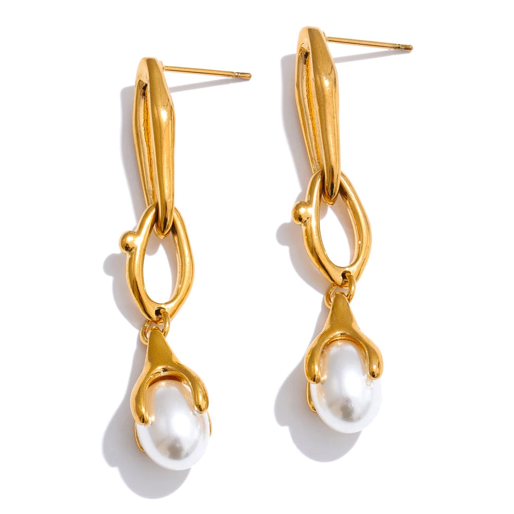 Pearl geometric earrings in gold-plated stainless steel with pearl.