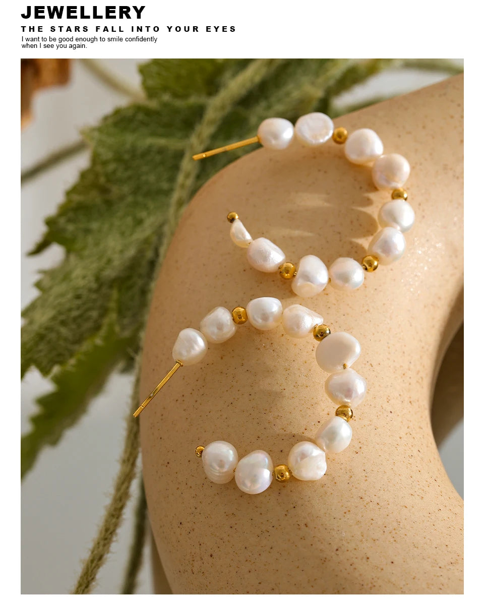 Freshwater pearl geometric earrings in gold-plated stainless steel with freshwater pearl.