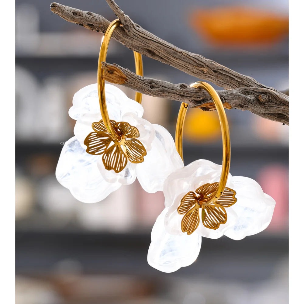 Resin flower earrings in gold-plated stainless steel with resin.