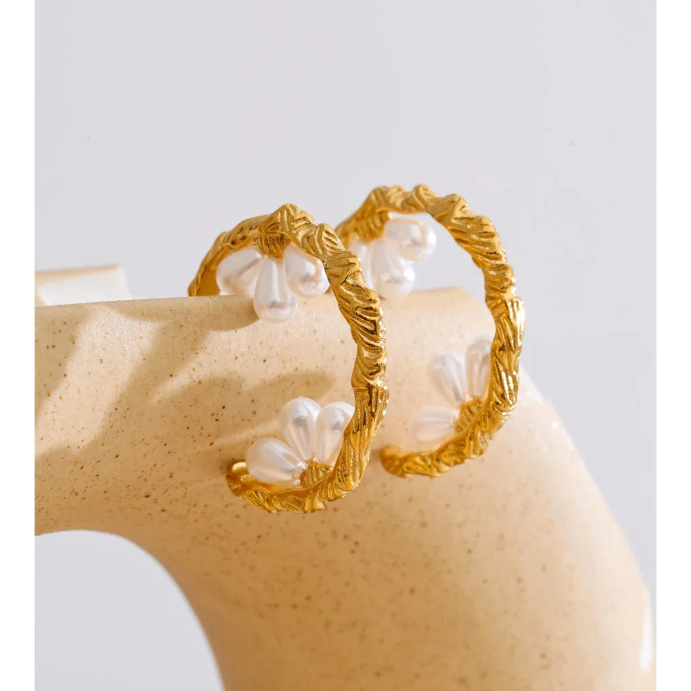 Pearl geometric earrings in gold-plated stainless steel with pearl.