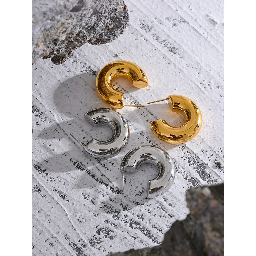 Geometric earrings in gold-plated stainless steel.