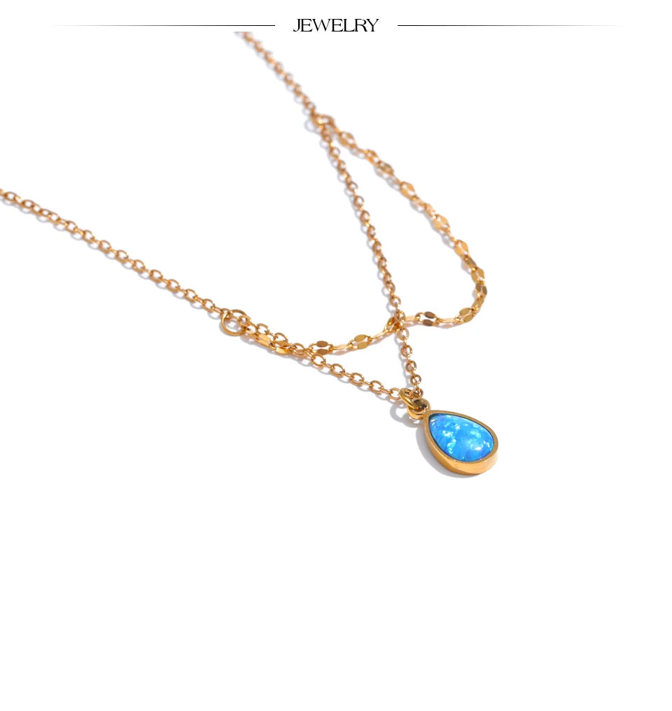 Blue natural stone geometric necklace in gold-plated stainless steel with natural stone.