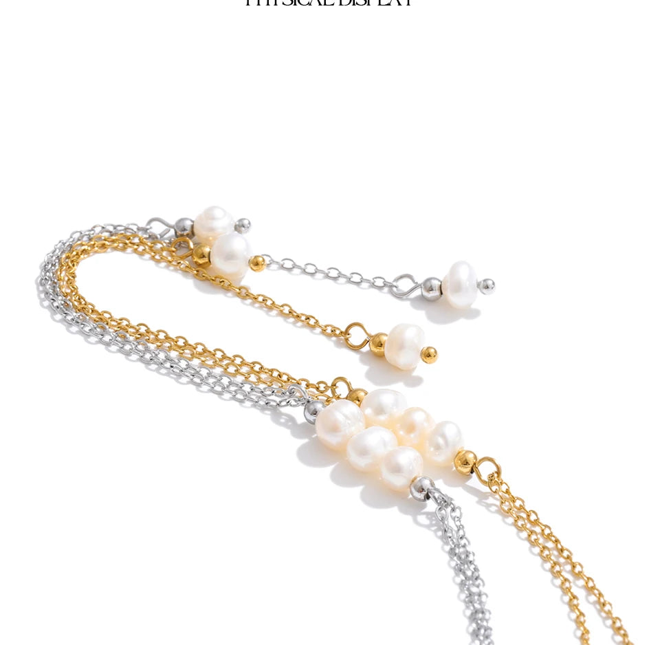 Freshwater pearl geometric chain necklace in gold-plated stainless steel with freshwater pearl.