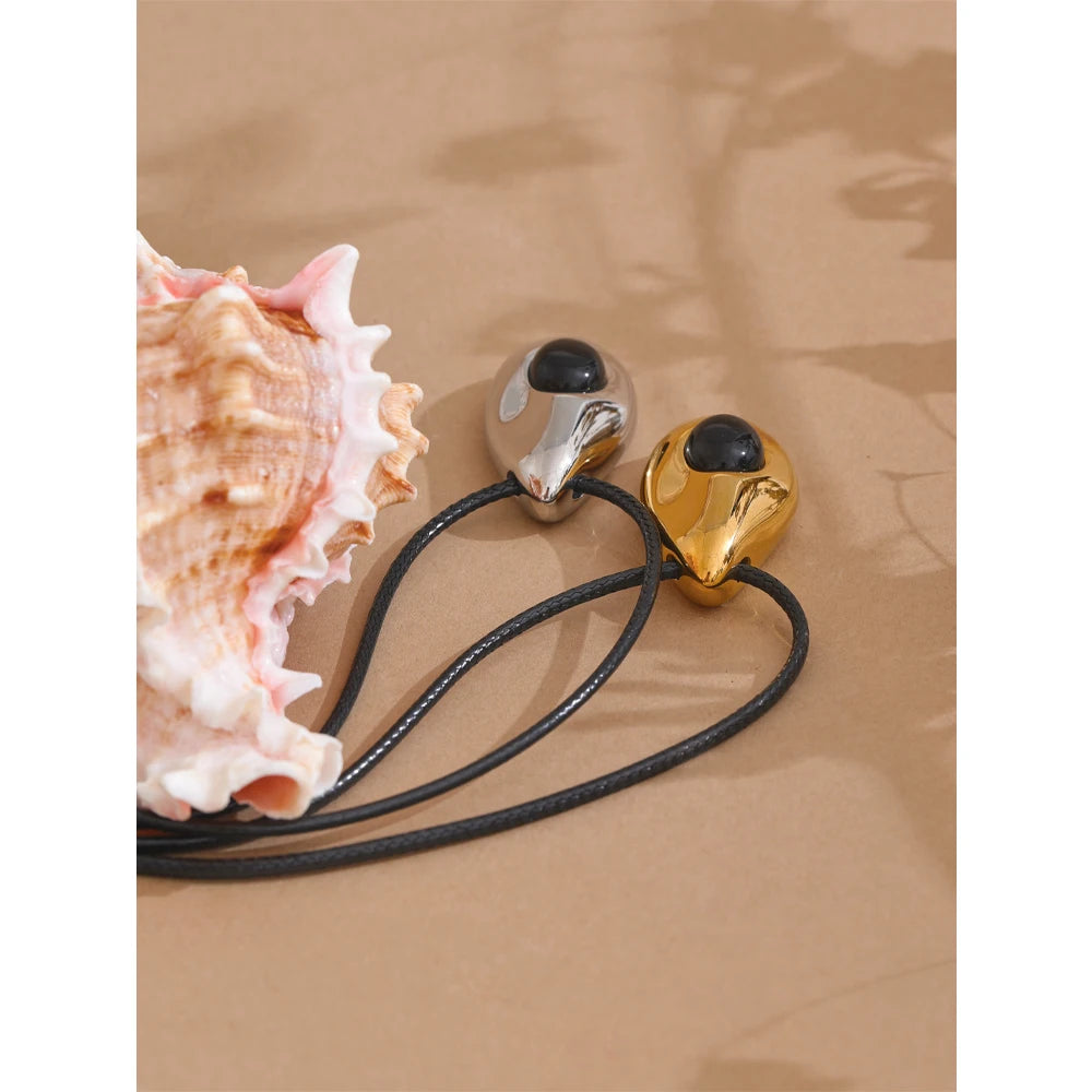 Natural stone geometric necklace in gold-plated stainless steel with natural stone.