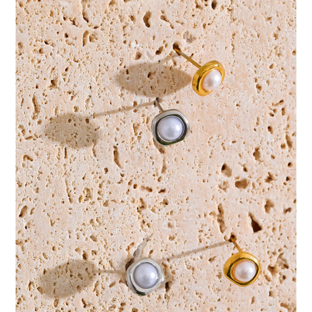 Pearl geometric earrings in gold-plated stainless steel with pearl.