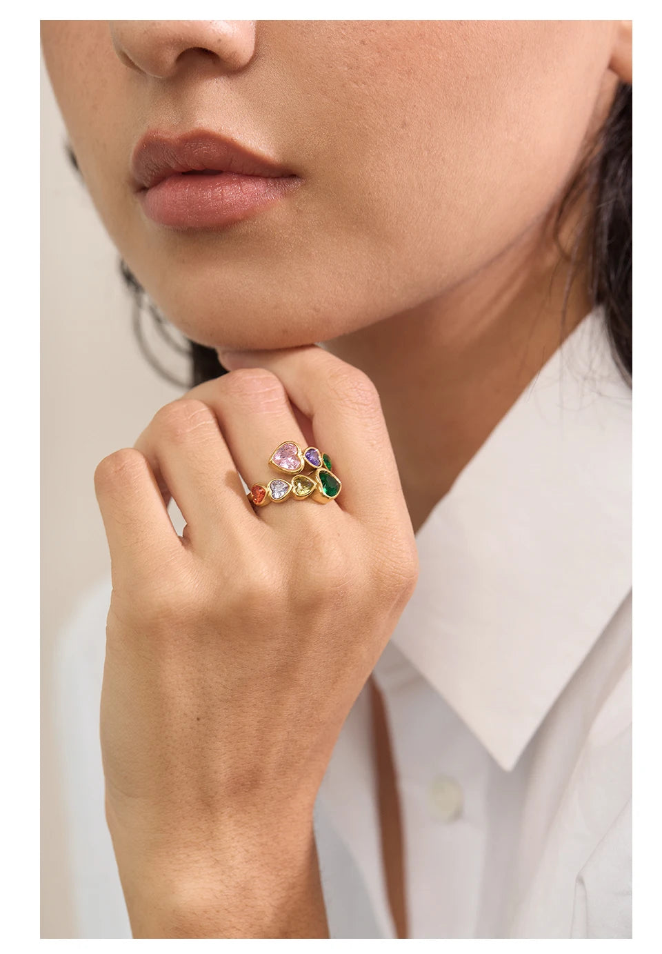 Cubic zirconia heart ring in 18K gold-plated stainless steel with cubic zirconia.