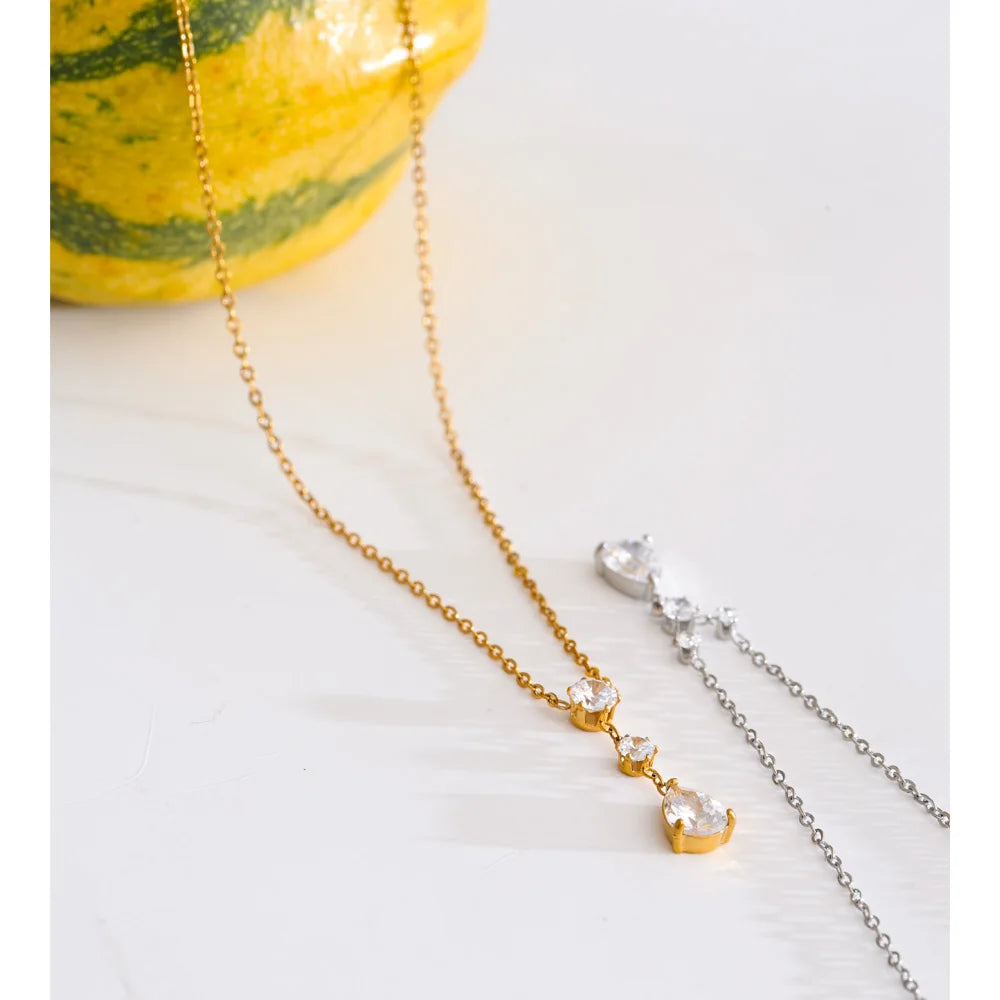 Cubic zirconia geometric necklace in gold-plated stainless steel with cubic zirconia.
