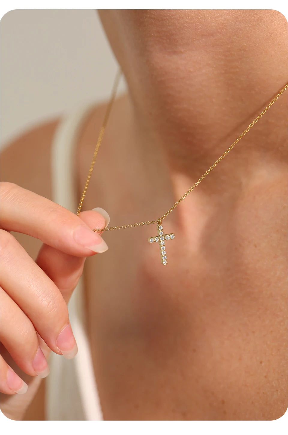 Cubic zirconia cross necklace in gold-plated 316L stainless steel with cubic zirconia.