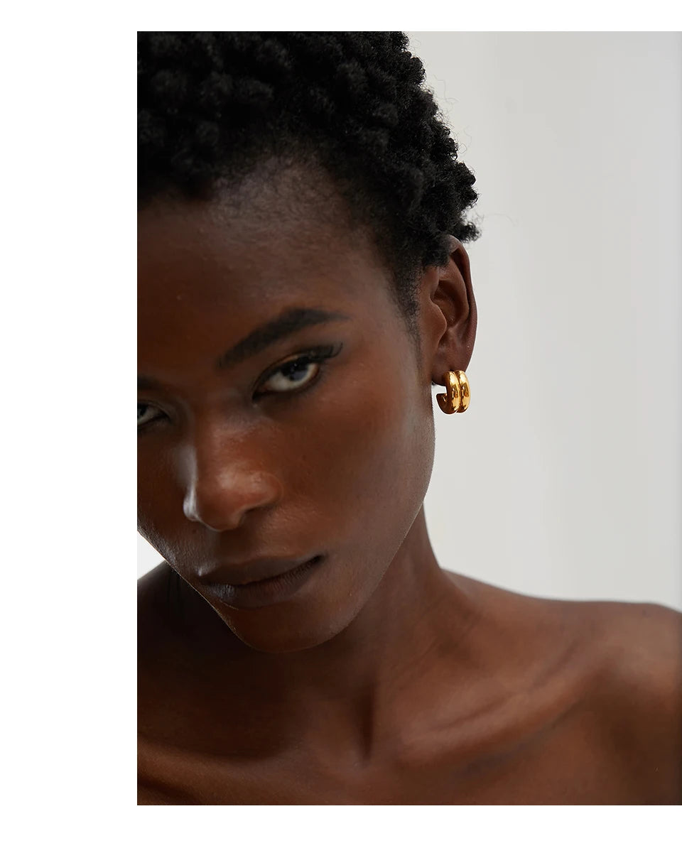 Minimalist geometric earrings in gold-plated stainless steel.