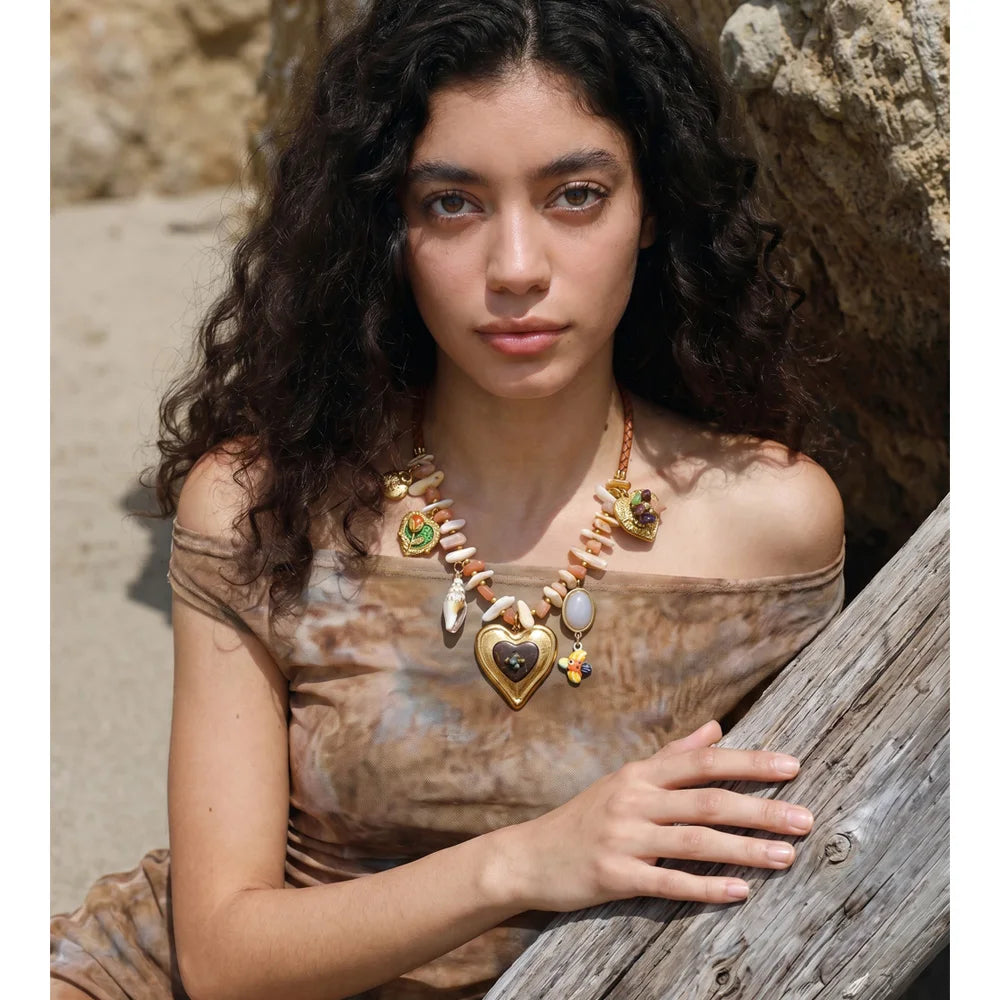 Shell heart flower necklace in gold-plated stainless steel with shell.