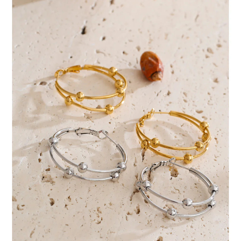 Geometric earrings in gold-plated stainless steel.