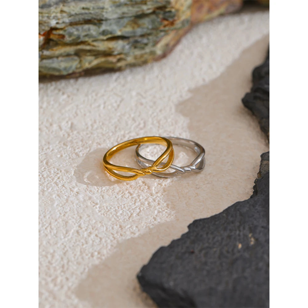 Minimalist geometric ring in 18K gold-plated stainless steel.