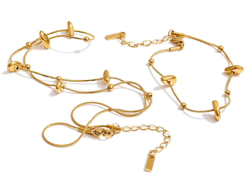 Geometric chain necklace in gold-plated stainless steel.