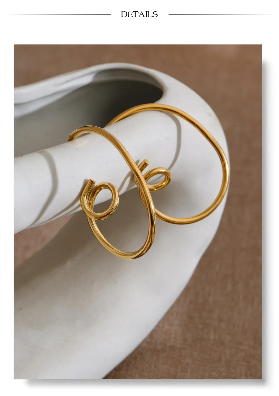 Geometric earrings in gold-plated stainless steel.