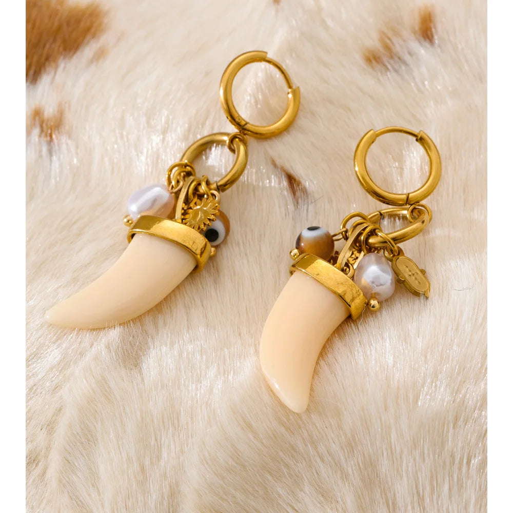 Pearl resin acrylic earrings in gold-plated stainless steel with pearl and resin.