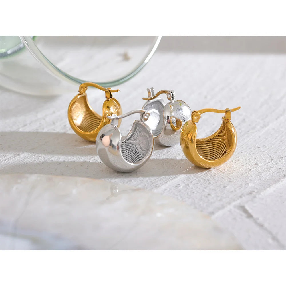 Geometric earrings in gold-plated stainless steel.