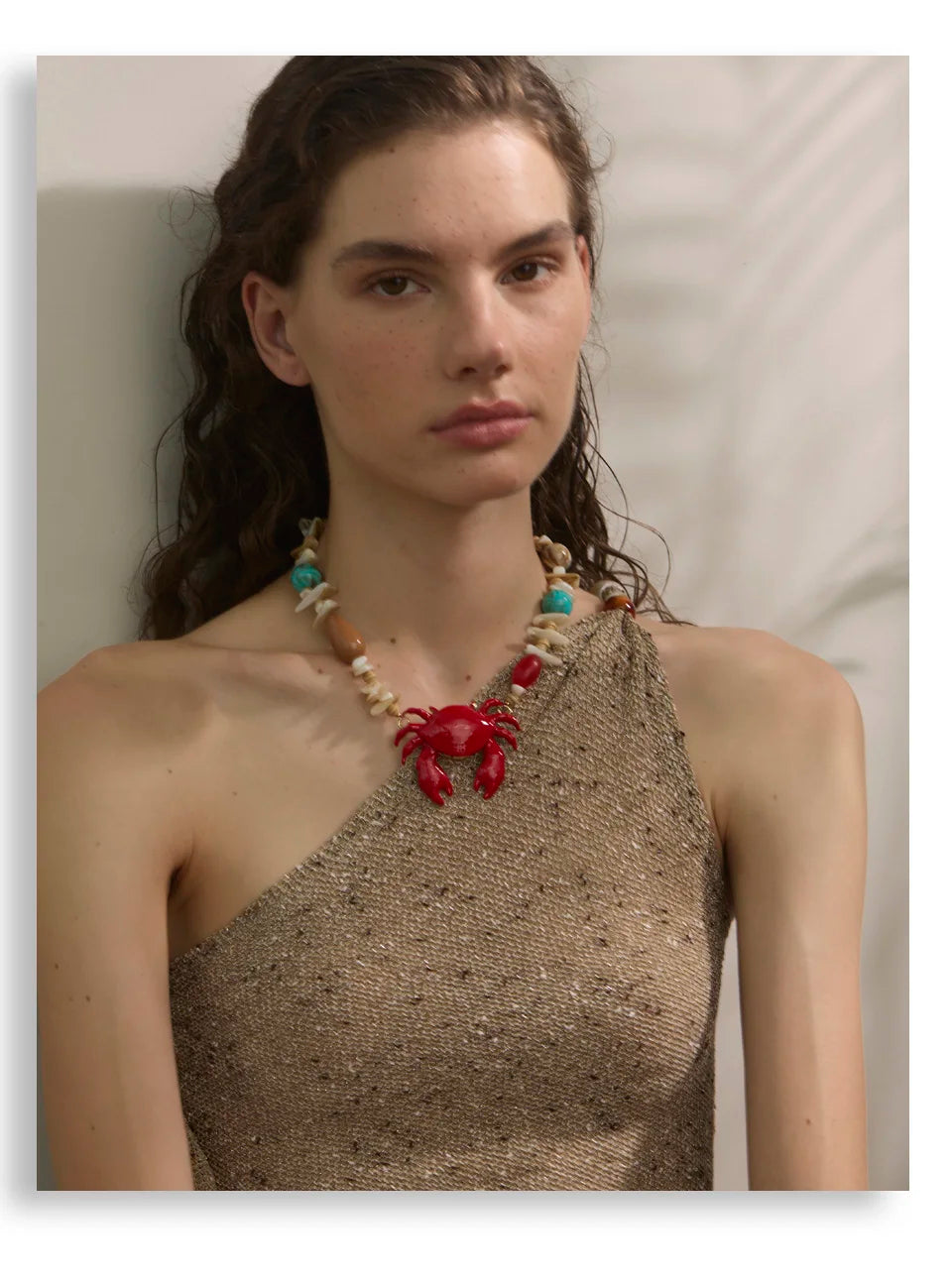 Red shell resin necklace in gold-plated stainless steel with natural stone and shell.