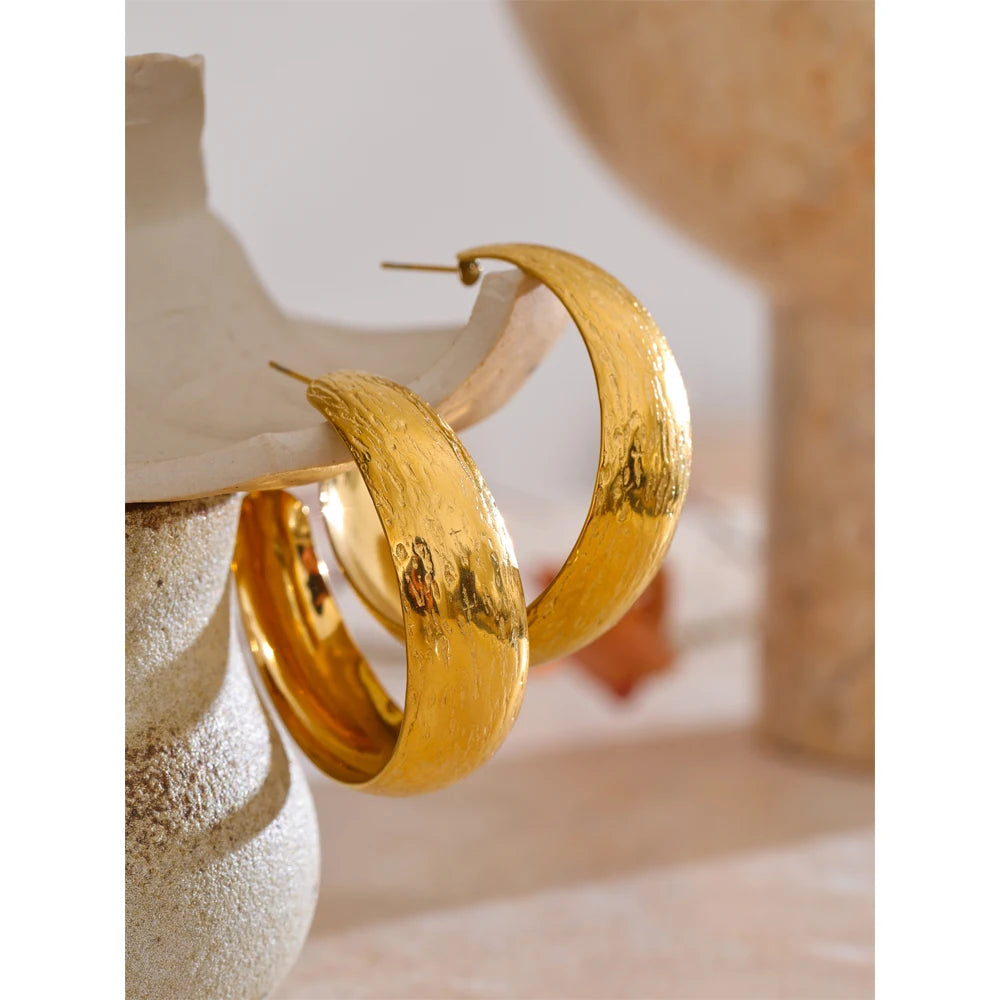 Geometric earrings in gold-plated stainless steel.