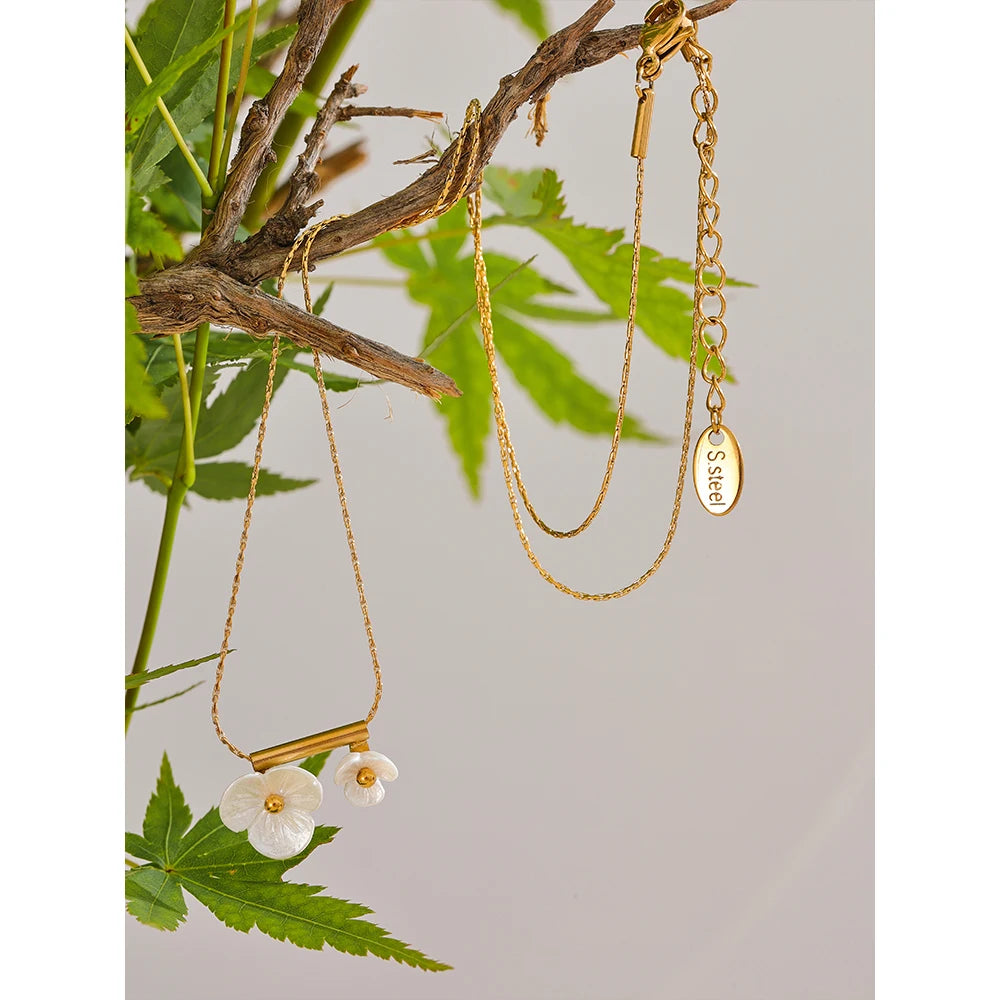 Shell resin flower necklace in gold-plated stainless steel with shell and resin.
