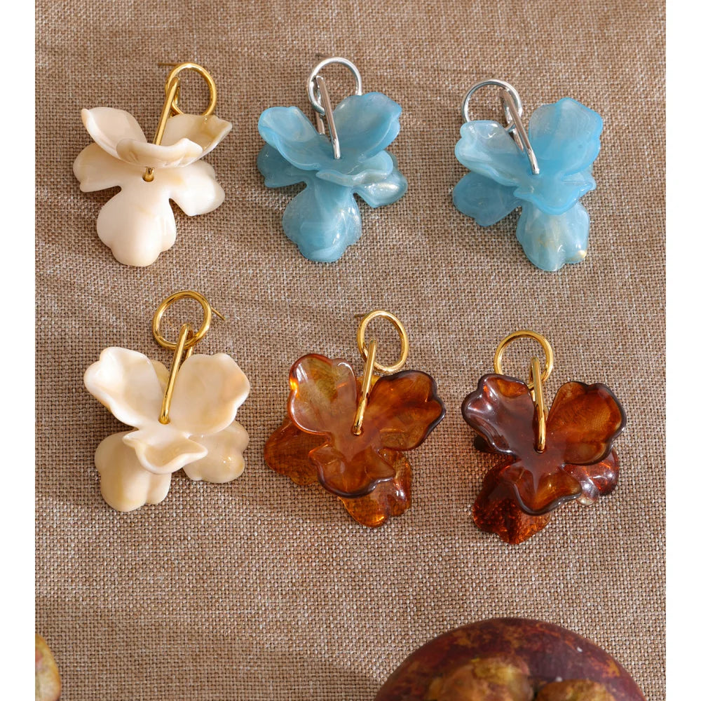 Resin flower earrings in gold-plated stainless steel with resin.