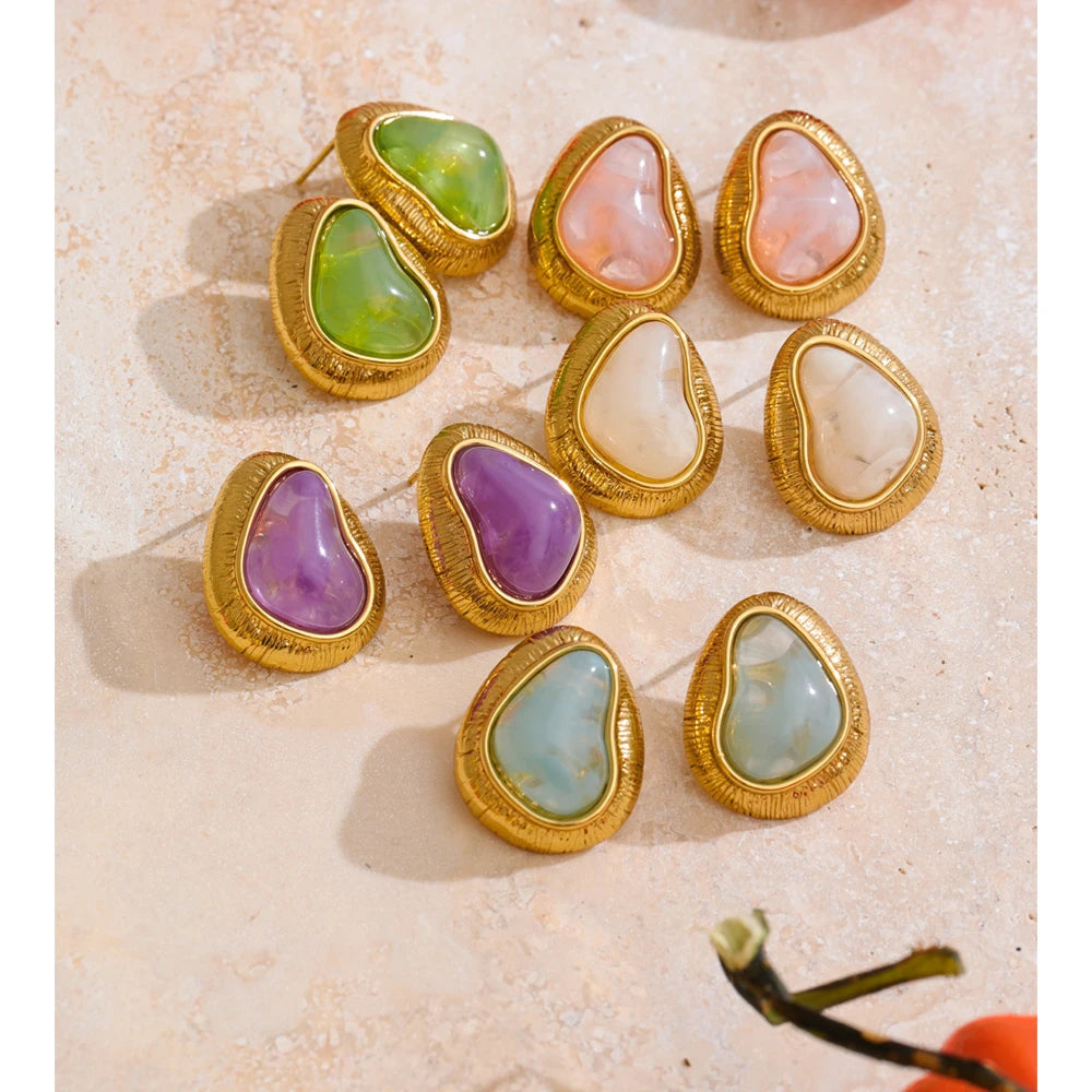 Resin acrylic heart earrings in gold-plated stainless steel with resin and acrylic.