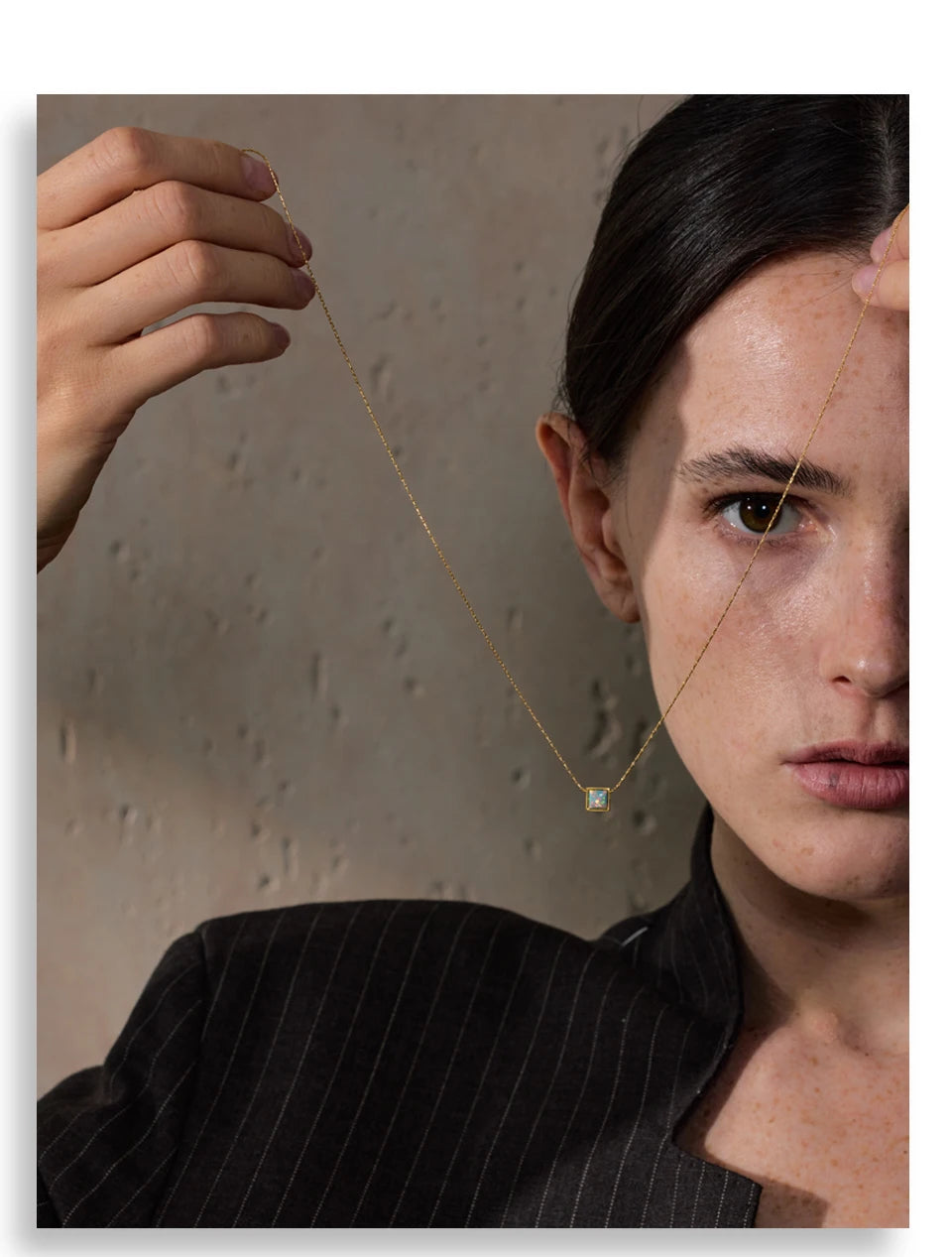 Natural stone geometric necklace in gold-plated stainless steel with natural stone.