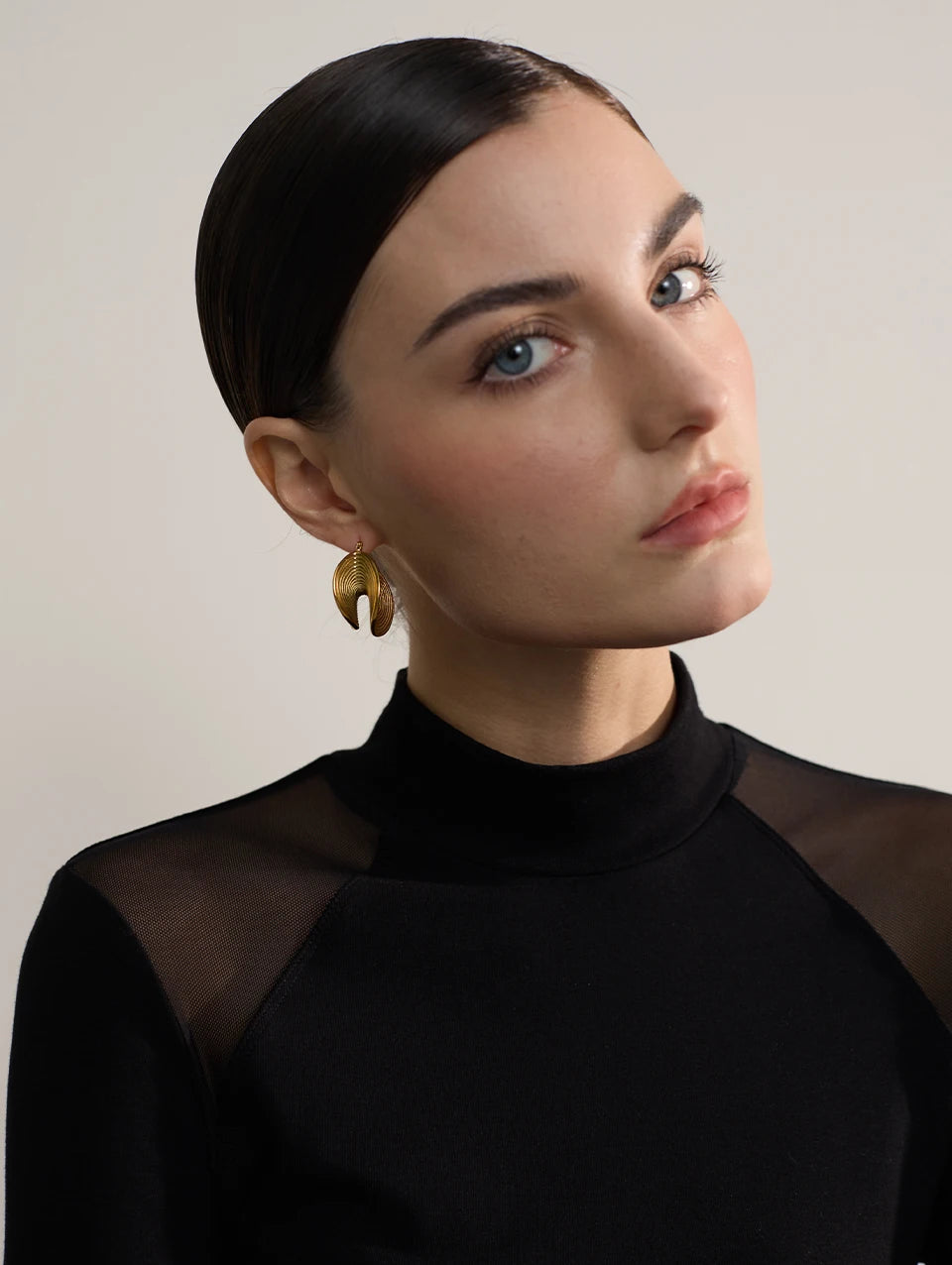 Geometric earrings in gold-plated stainless steel.