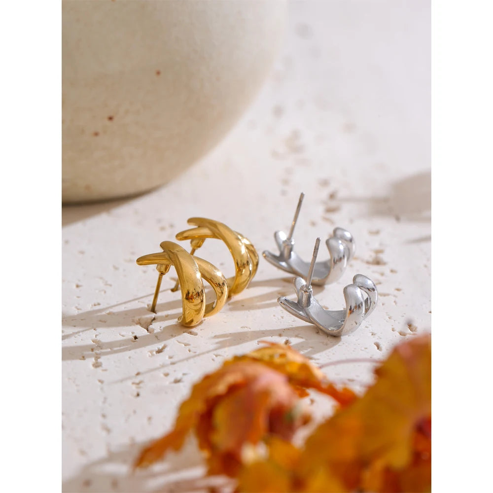 Minimalist geometric earrings in gold-plated stainless steel.