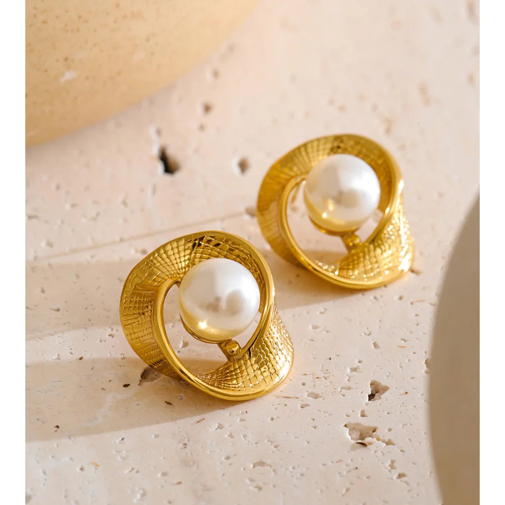 Pearl geometric earrings in gold-plated stainless steel with pearl.