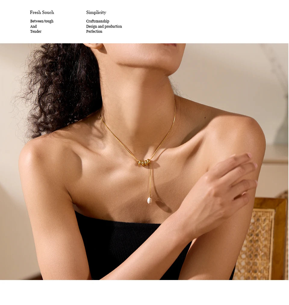 Pearl beaded geometric necklace in gold-plated stainless steel with pearl.