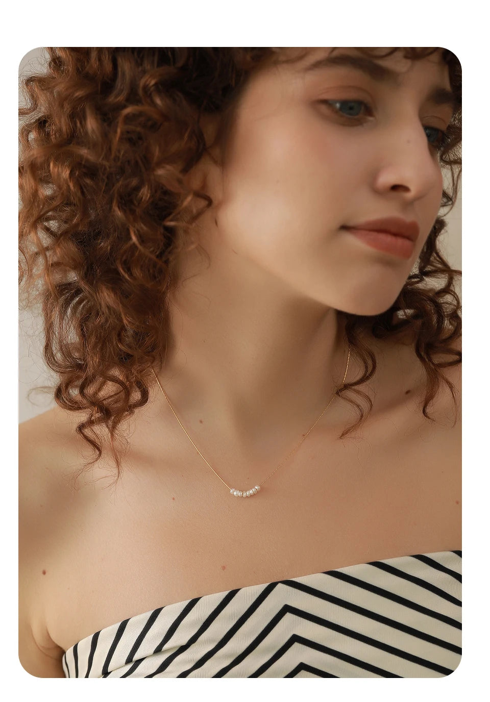 Freshwater pearl geometric necklace in gold-plated stainless steel with freshwater pearl.