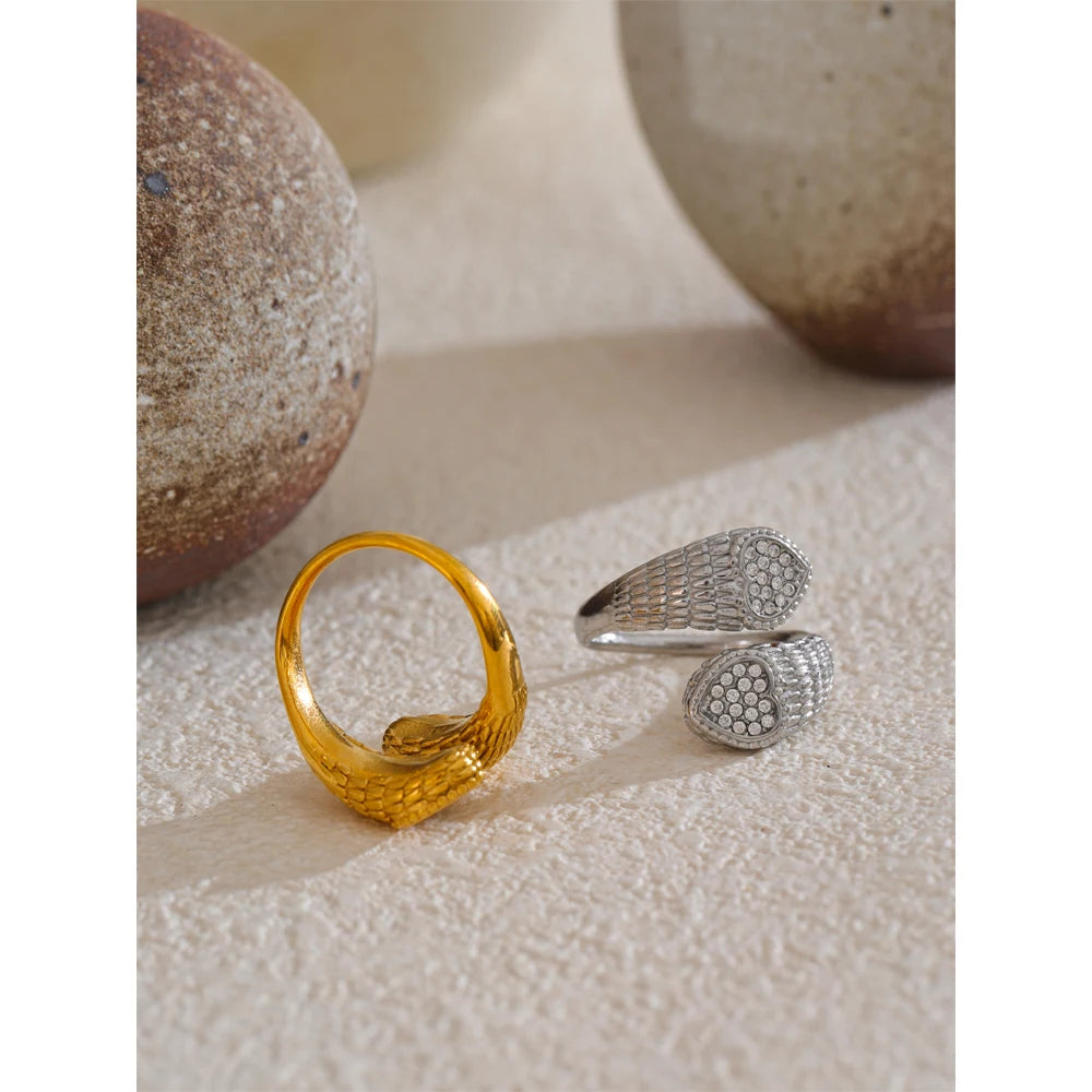 Cubic zirconia heart snake ring in gold-plated stainless steel with cubic zirconia.