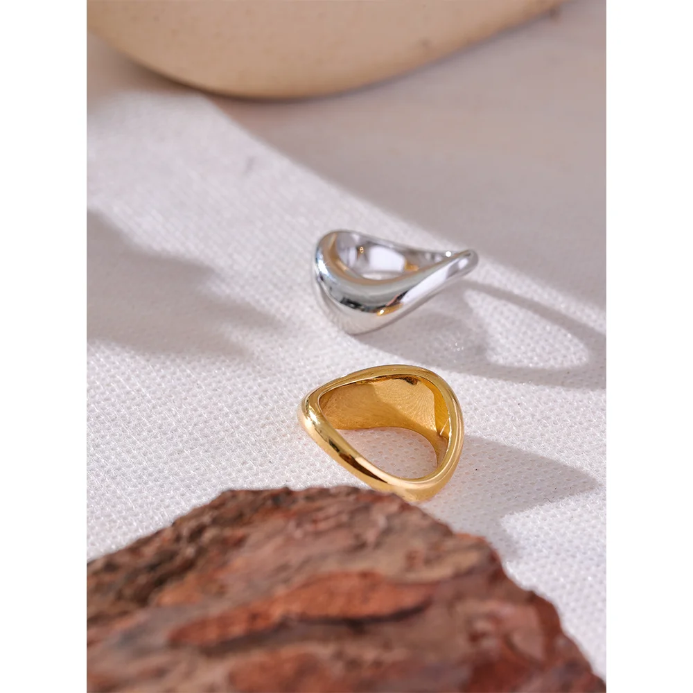 Minimalist geometric ring in gold-plated stainless steel.