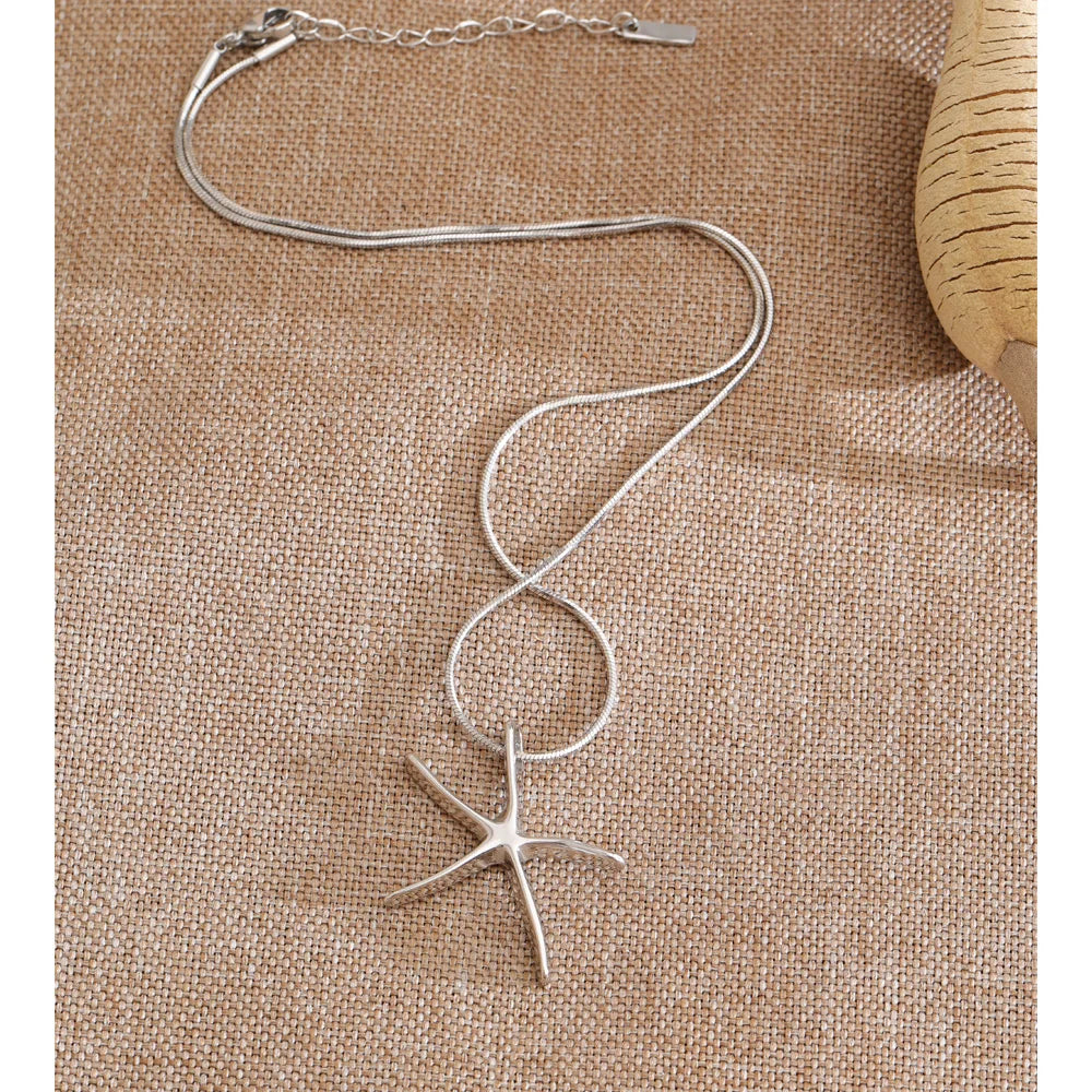 Star geometric necklace in gold-plated stainless steel.