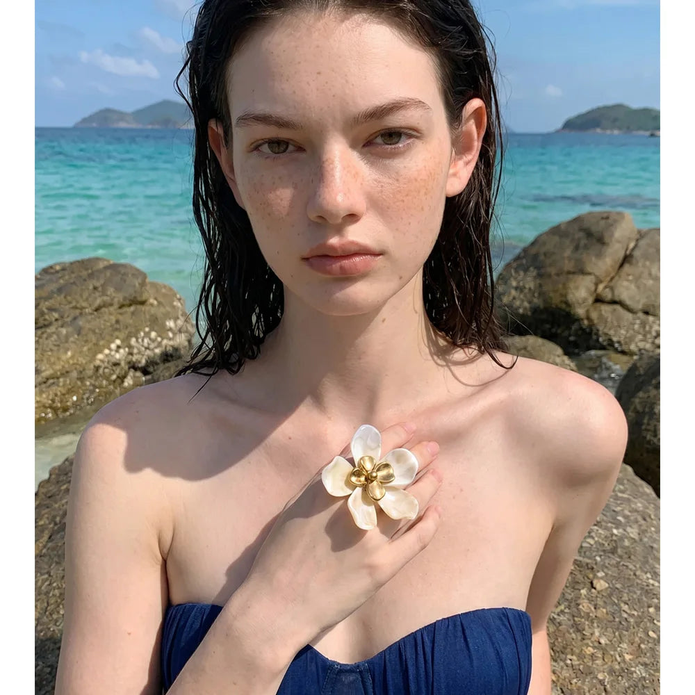 Resin flower ring in 18K gold-plated stainless steel with resin.