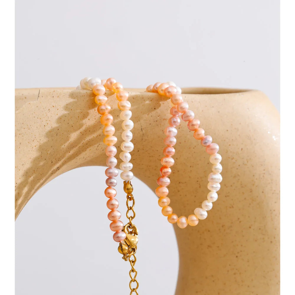 Freshwater pearl geometric necklace in gold-plated stainless steel with freshwater pearl.