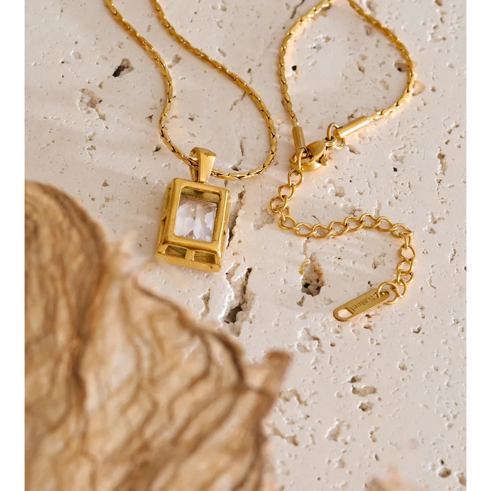 Cubic zirconia geometric necklace in gold-plated stainless steel with cubic zirconia.