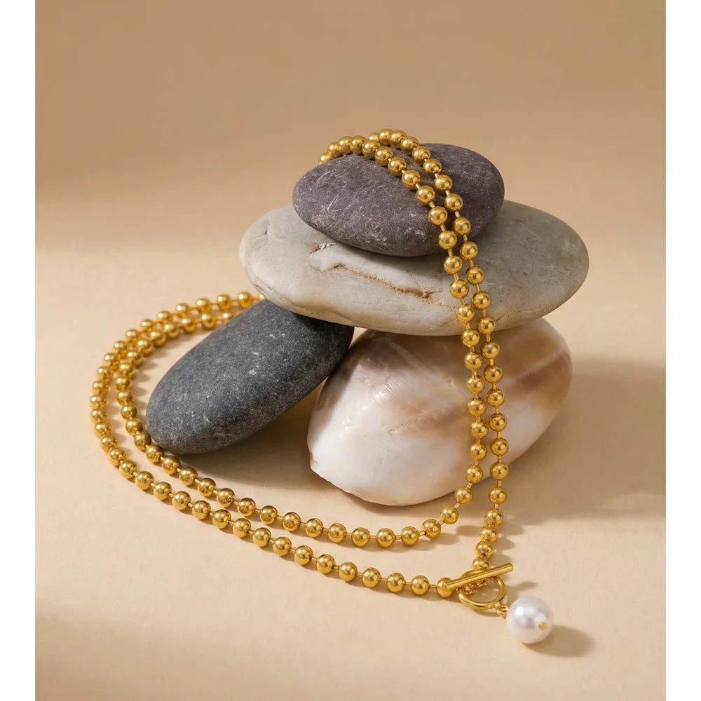 Pearl beaded geometric necklace in gold-plated stainless steel with pearl.
