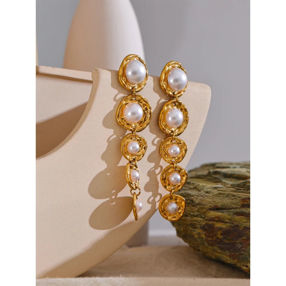 Pearl geometric earrings in gold-plated stainless steel with pearl.
