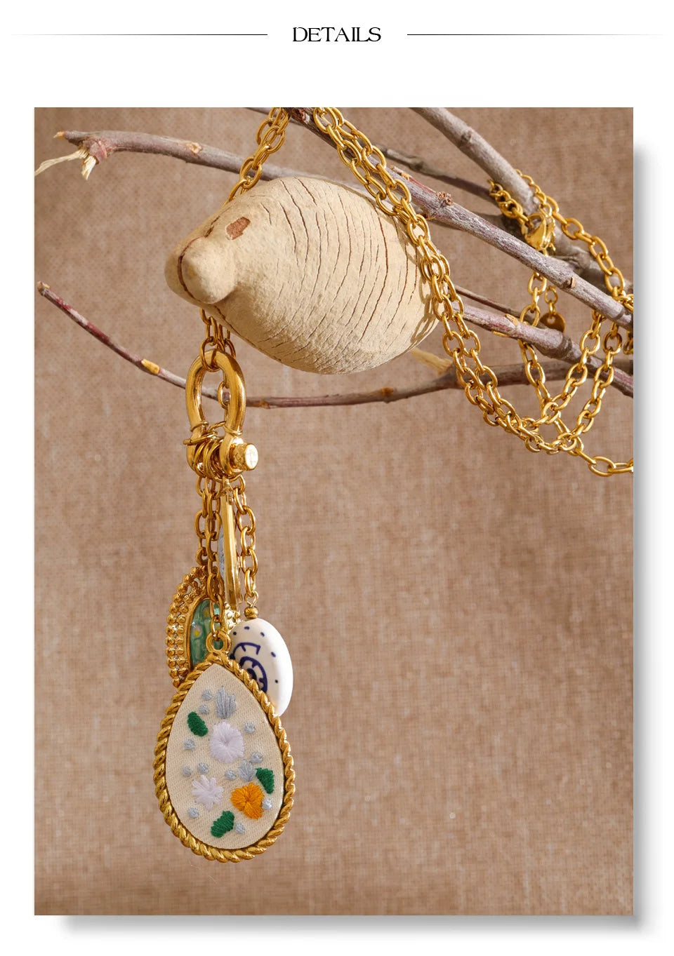 Flower necklace in gold-plated stainless steel.