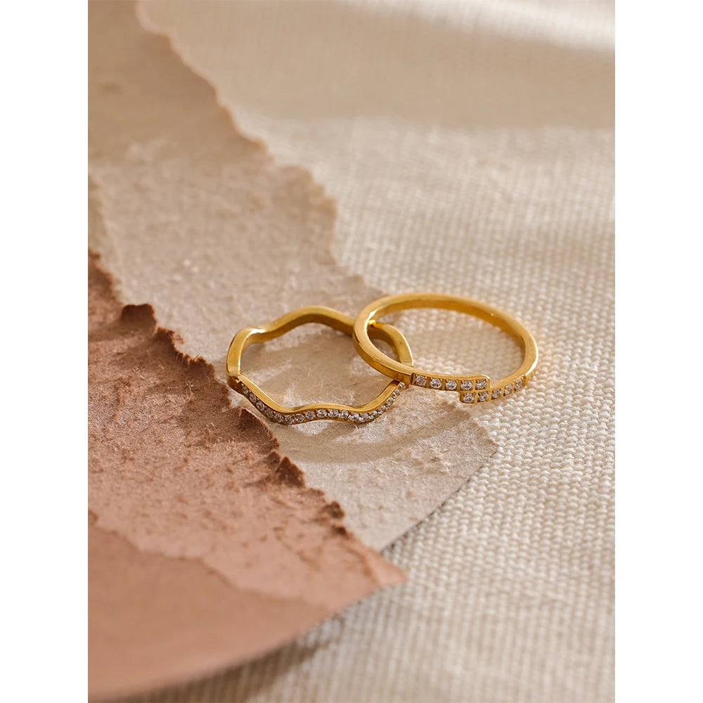 Cubic zirconia geometric ring in 18K gold-plated stainless steel with cubic zirconia.