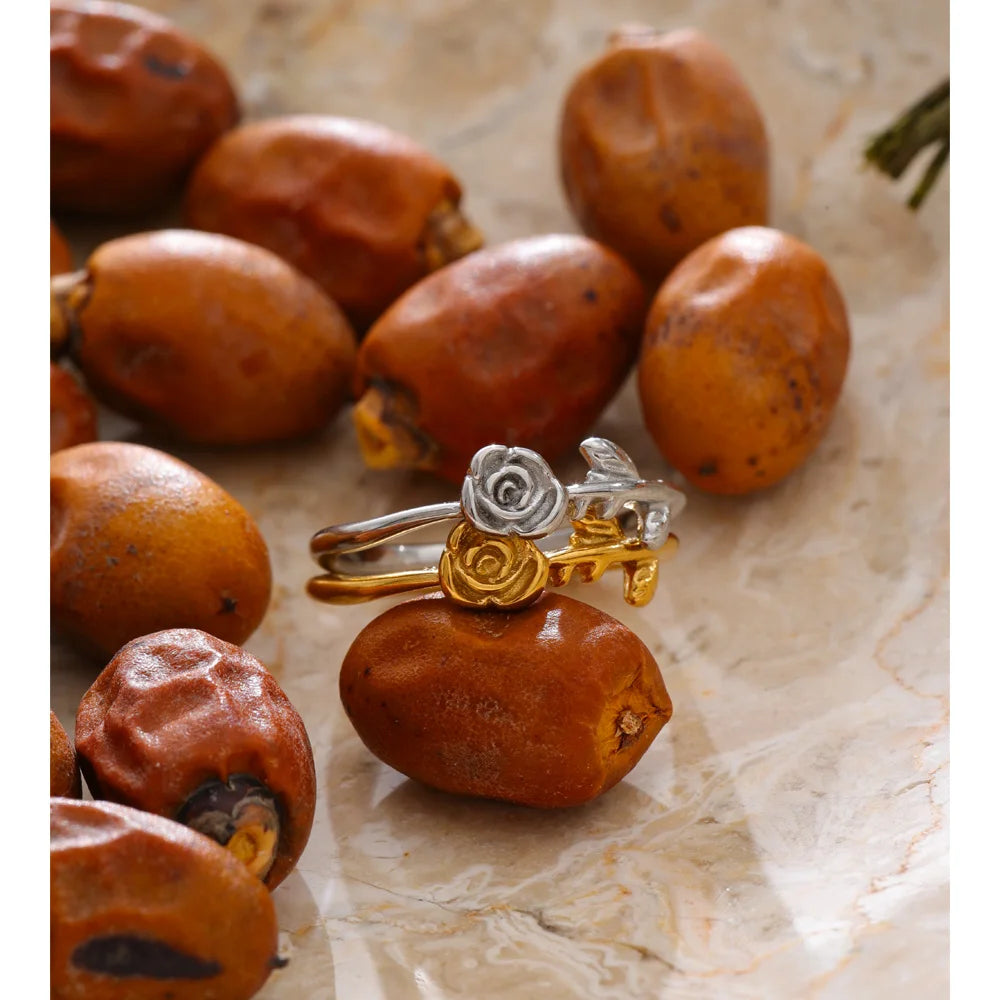 Flower geometric ring in 18K gold-plated stainless steel.