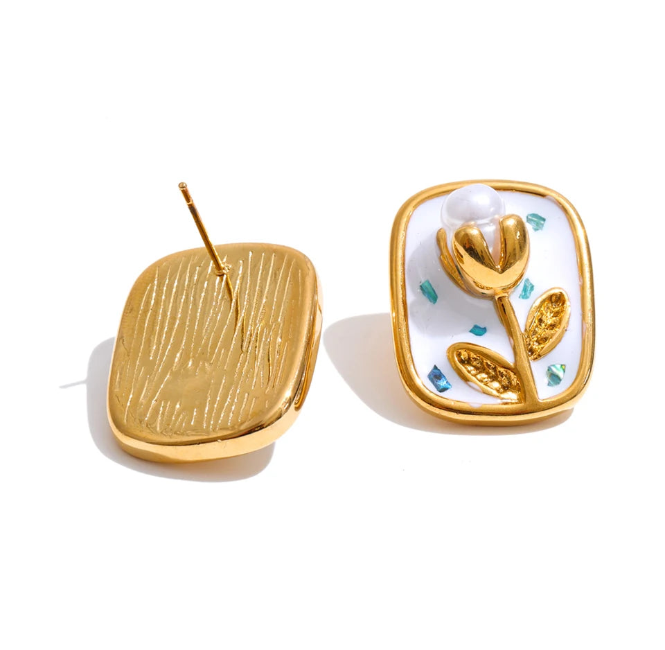 Pearl enamel flower earrings in gold-plated stainless steel with pearl and enamel.