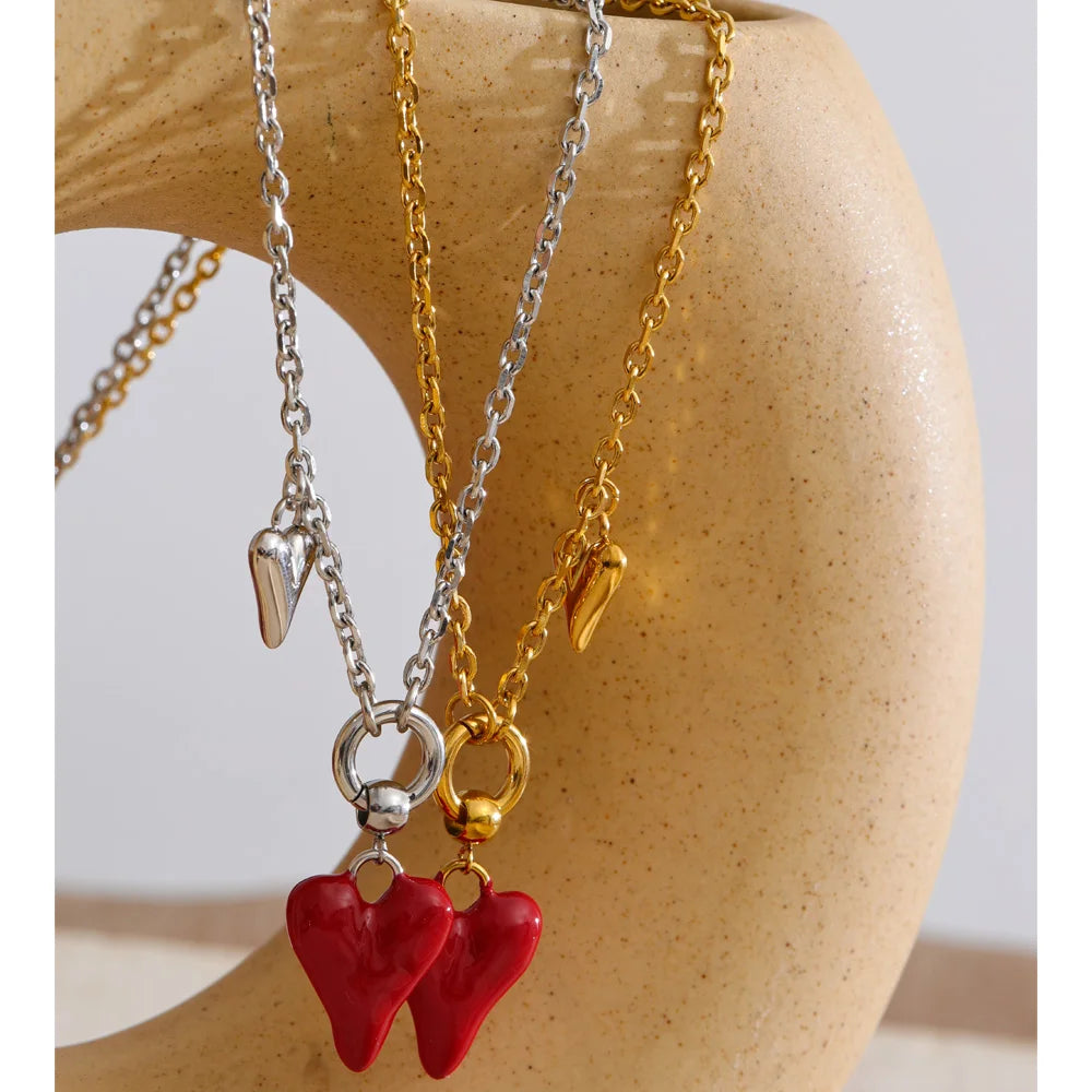 Enamel heart necklace in gold-plated stainless steel with enamel.