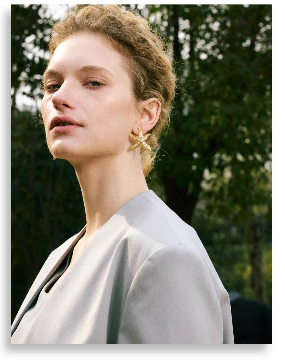 Pearl star earrings in gold-plated stainless steel with pearl.