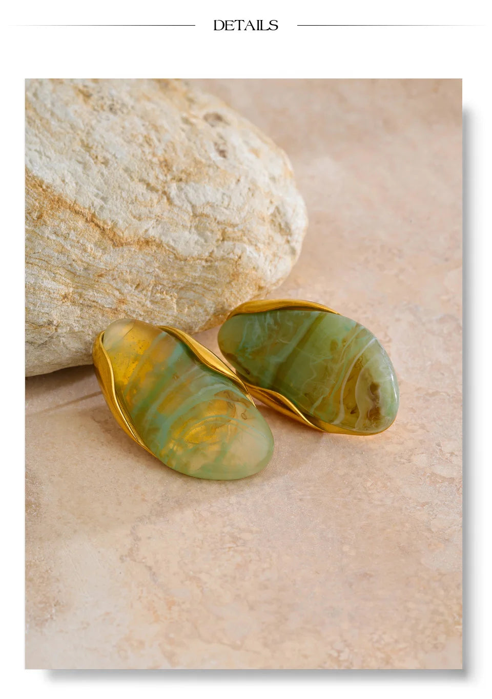 Resin geometric earrings in gold-plated stainless steel with resin.