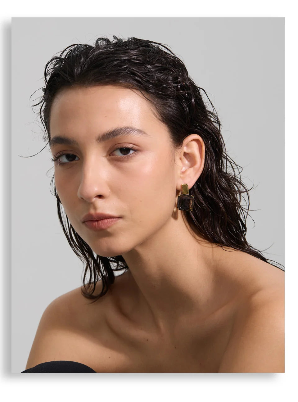 Cubic zirconia geometric earrings in gold-plated stainless steel with cubic zirconia.