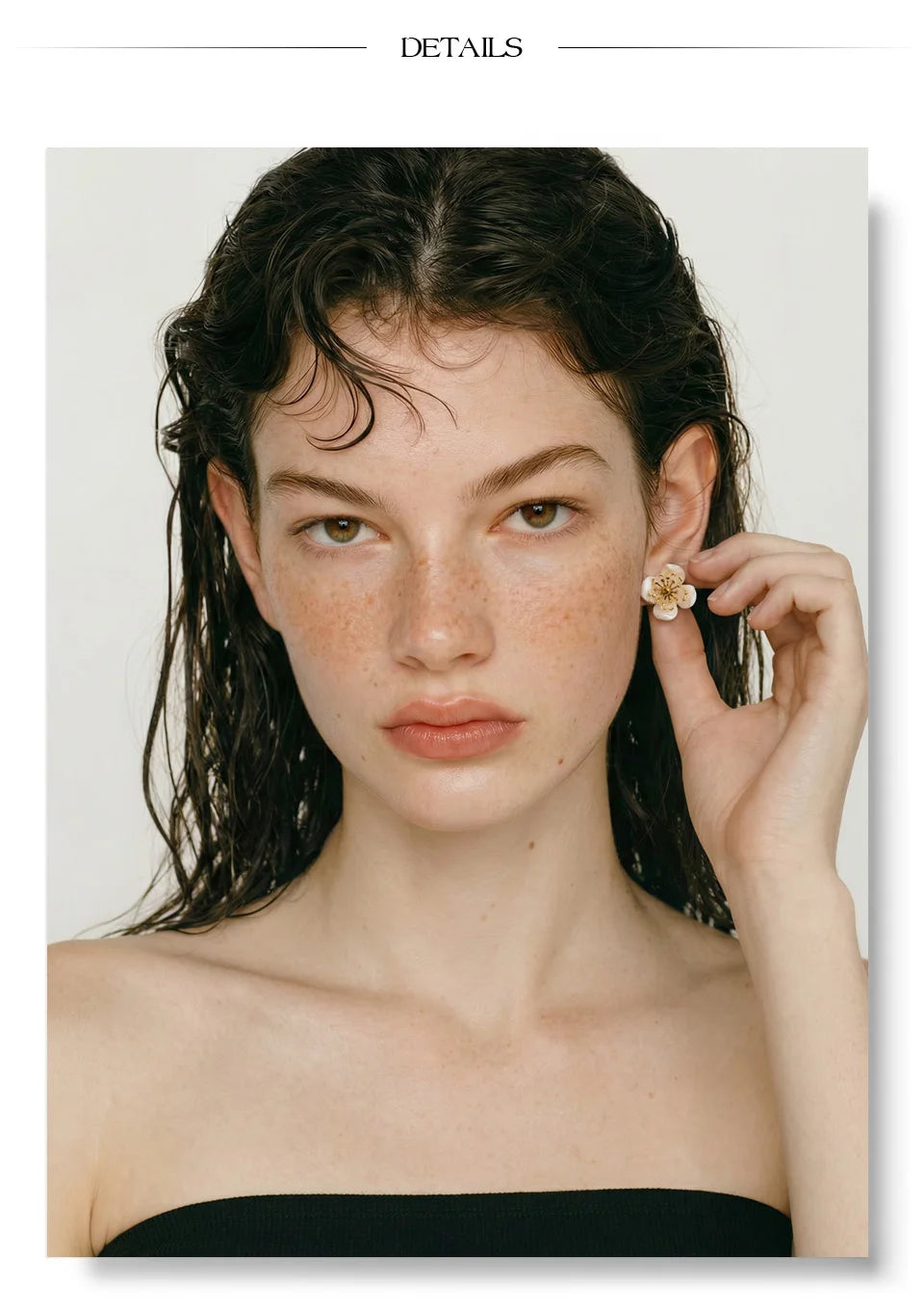 Resin flower earrings in gold-plated stainless steel with resin.