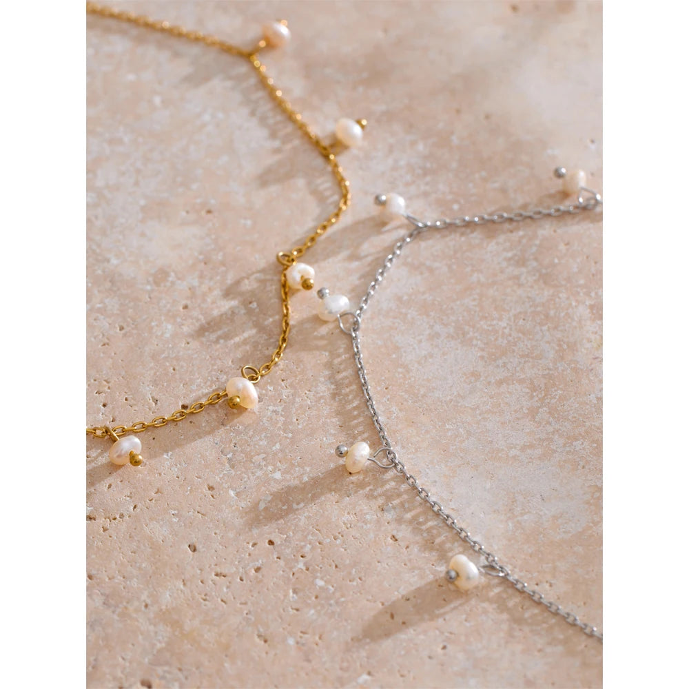 Freshwater pearl geometric chain necklace in gold-plated stainless steel with freshwater pearl.